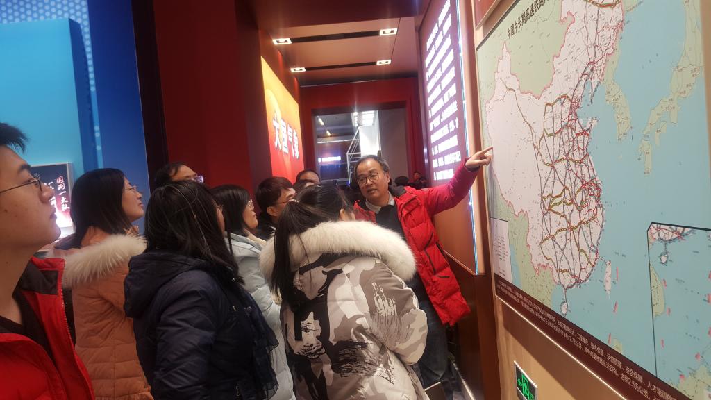 图2为支部党员参观祖国高速铁路建设