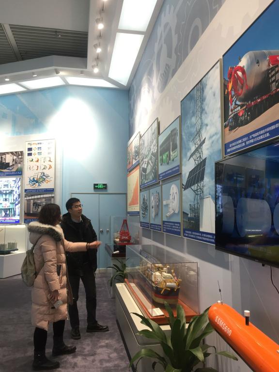 图3为学生支部党员观看30万吨海上浮式生产储油船模型